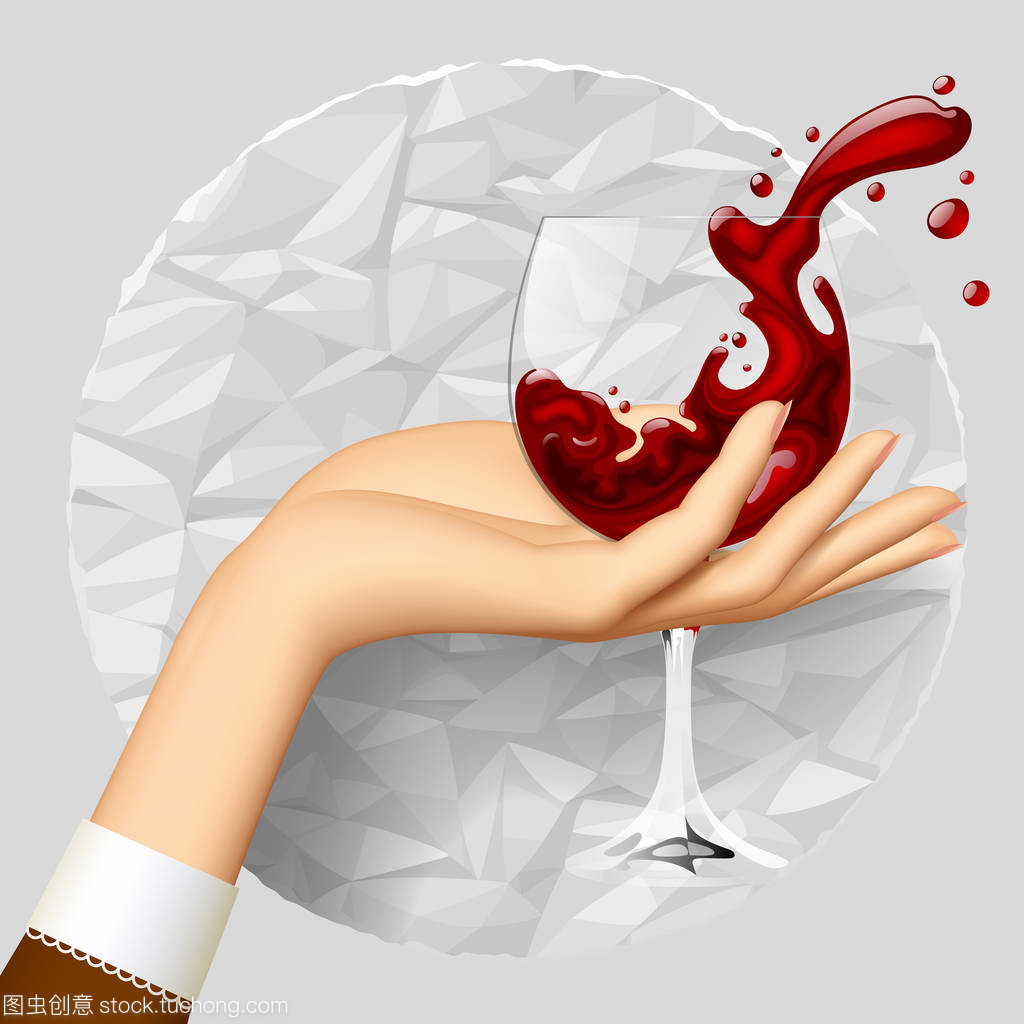 堅(jiān)持用潑酒的酒杯皺巴巴的女人的手