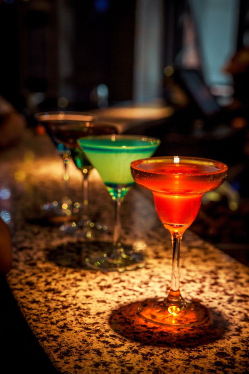 酒吧喝酒貴 no,no,這家不要錢(qián)