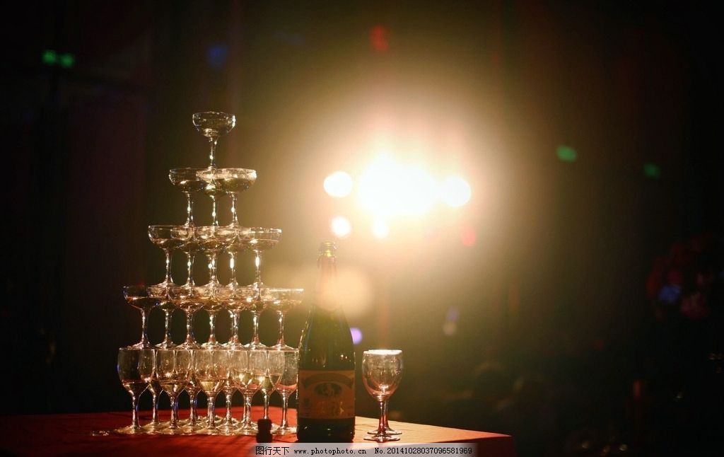 交杯酒與香檳塔圖片